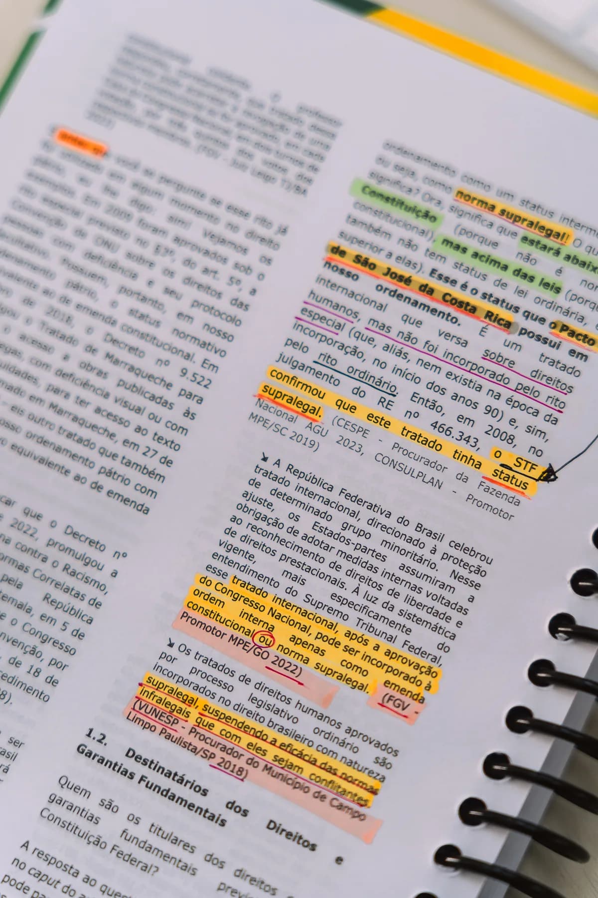 Grifos nas palavras-chave.